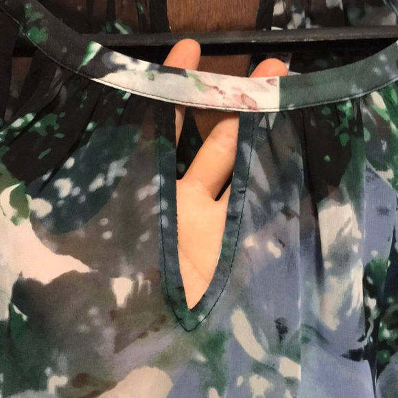 Jennifer Lopez sheer floral blouse - Picture 5 of 6